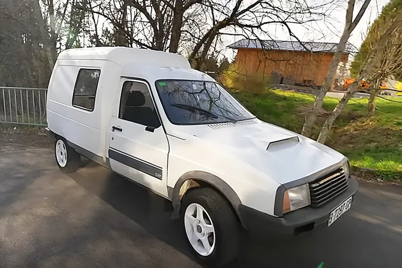 La C15 es el icono más resistente de la industria agrícola española. Un joven ha tuneado una que tenía 200.000 kilómetros para llevarla a Nürburgring