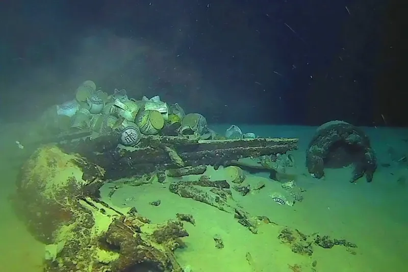 La armada francesa buscaba cables submarinos y encontró un tesoro: un barco bien preservado a 2.500 metros de profundidad del S.XVI en el Mediterráneo