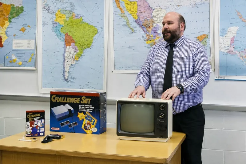 Un profesor ha pedido a sus alumnos conectar una Nintendo NES a una vieja televisión: "¿Cómo se conecta esto?"