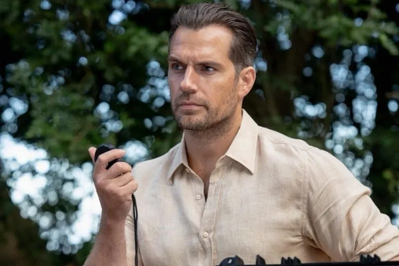 Tiene robots gigantes, batallas espaciales y a Henry Cavill, pero será mejor que te vayas olvidando de ver la peli en cines