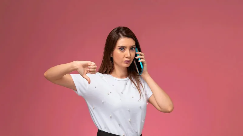 Si te escuchas a ti mismo mientras hablas por teléfono, tu móvil tiene un problema: así funciona el retorno del audio