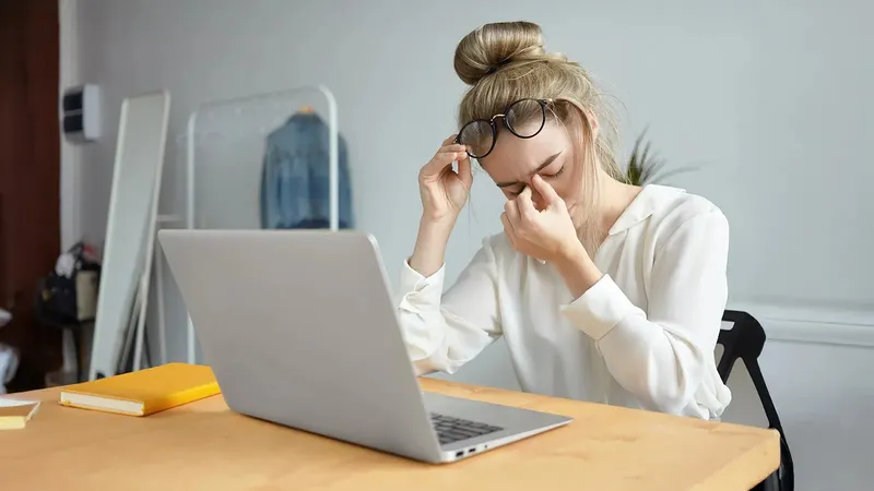 El ajuste del monitor que muchos no conocen: evitará que tus ojos se cansen al trabajar durante horas