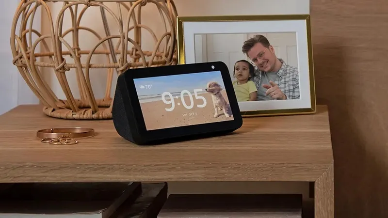 Amazon rebaja su Echo Show 5 y te da acceso gratuito e inmediato a Alexa+