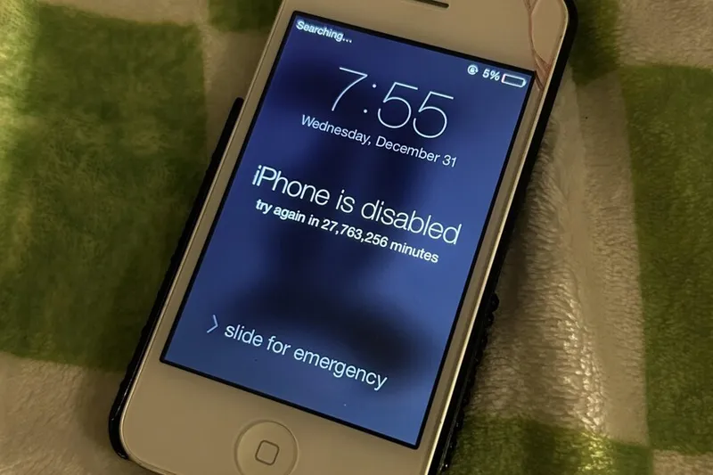 "iPhone desactivado, vuelve a intentarlo en 27.763.256 minutos". Si tienes bloqueado un iPhone antiguo, todavía hay solución