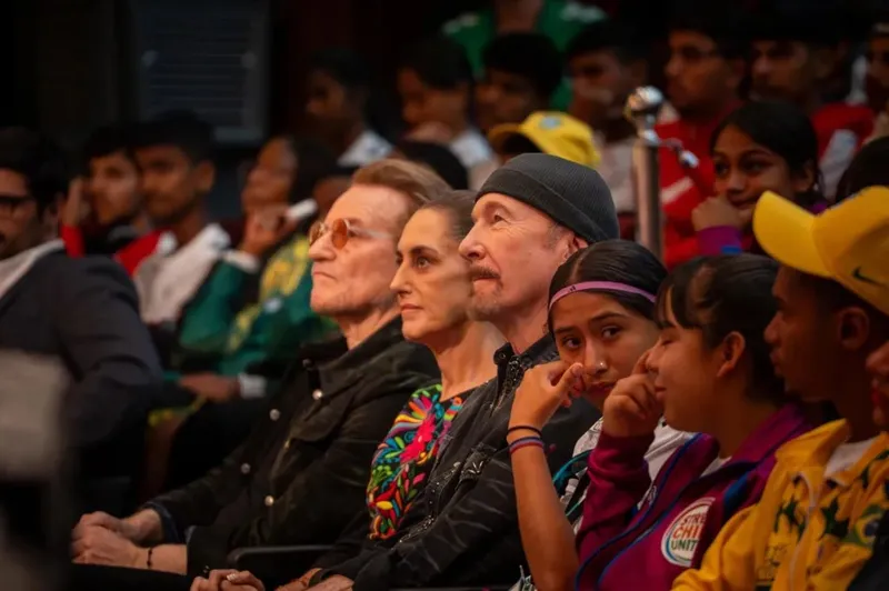 Bono y The Edge asisten con Claudia Sheinbaum a acto de Copa Mundial de Niños de la Calle: ‘Mi presidenta’