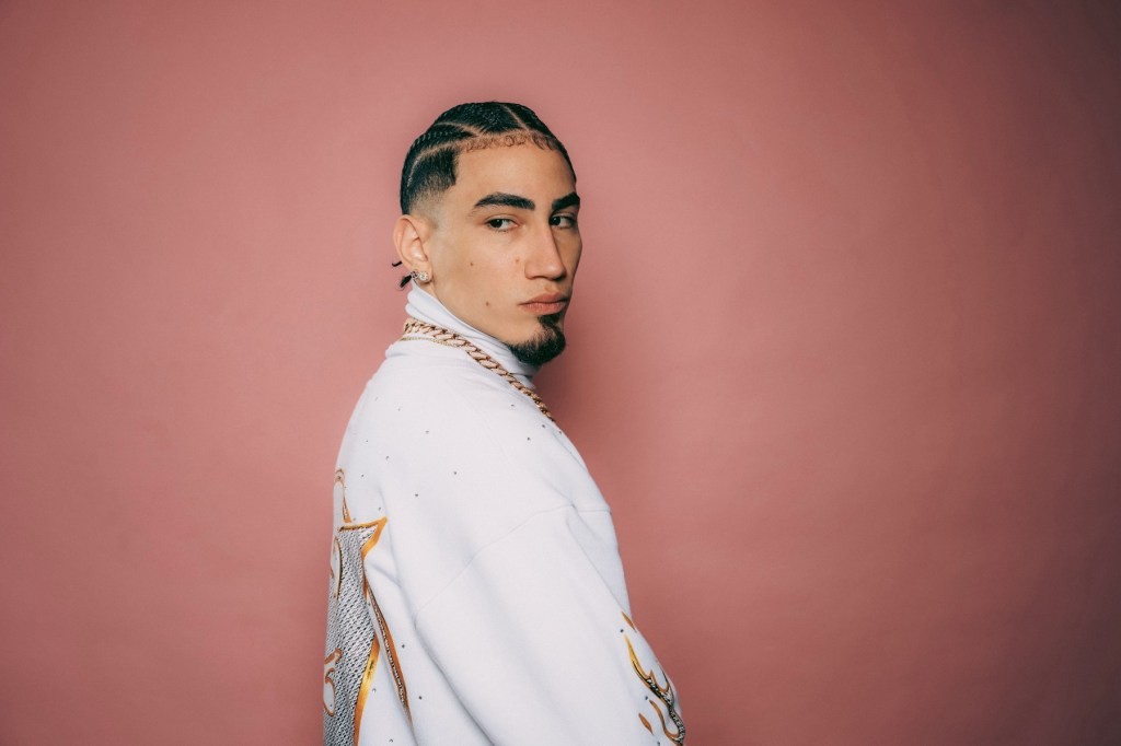 ‘Por Si Mañana No Estoy’ de Omar Courtz debuta en Top 5 de 3 listas de Billboard