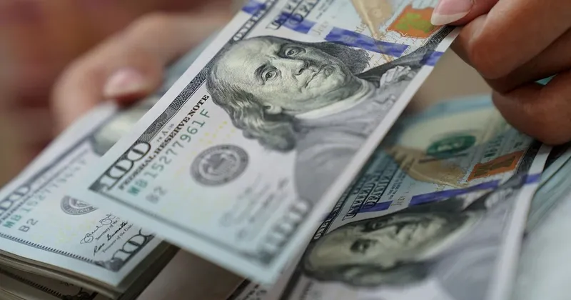 El dólar apunta a su mejor semana desde marzo por expectativas de subidas de tasas