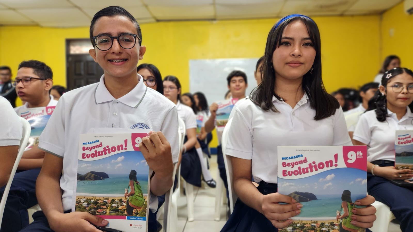 Estudiantes de noveno grado reciben 60 mil libros de inglés a nivel nacional