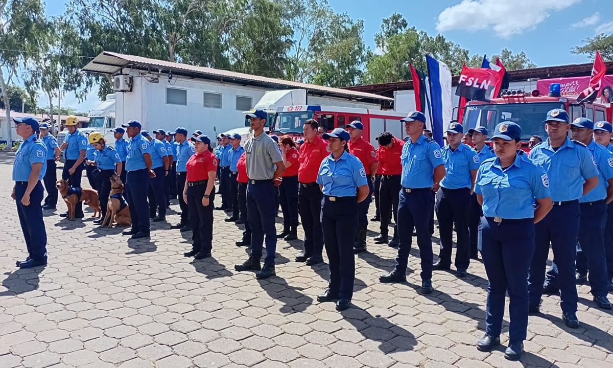 Bomberos fortalecen formación en rescate vehicular y técnica canina
