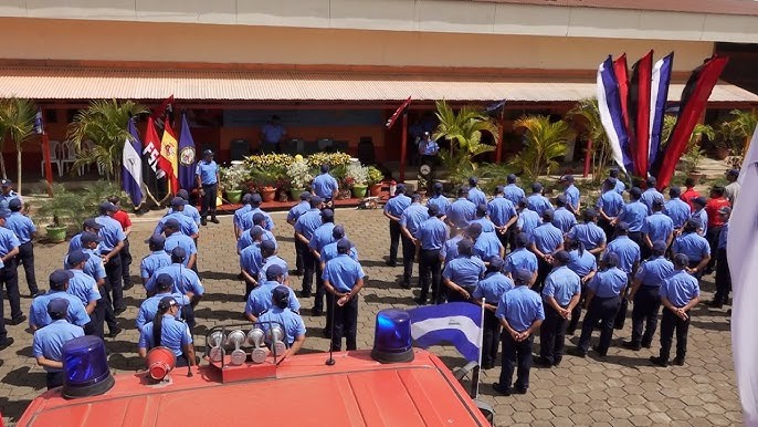 Bomberos se capacitan en rescate vehicular y búsqueda con unidades caninas