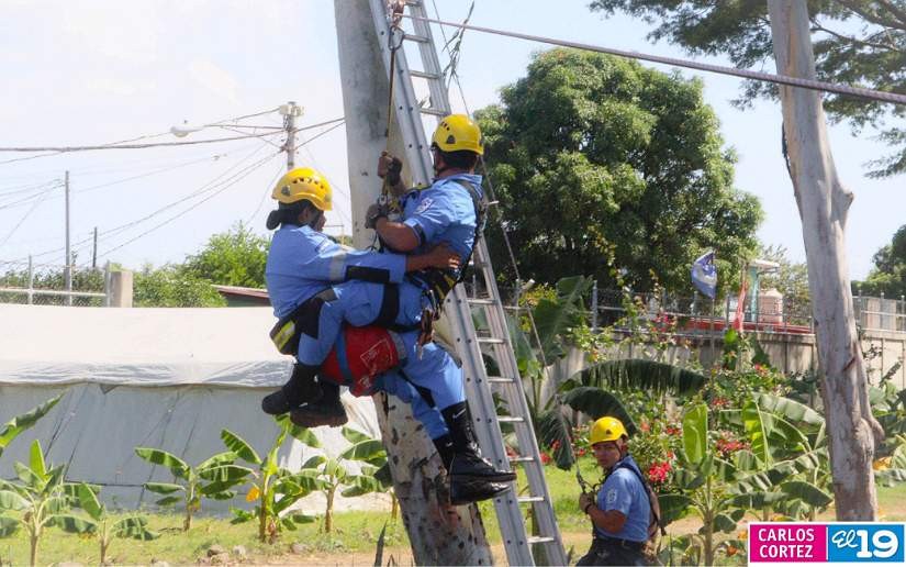 Ejercicio de rescate vertical fortalece a Bomberos Unidos