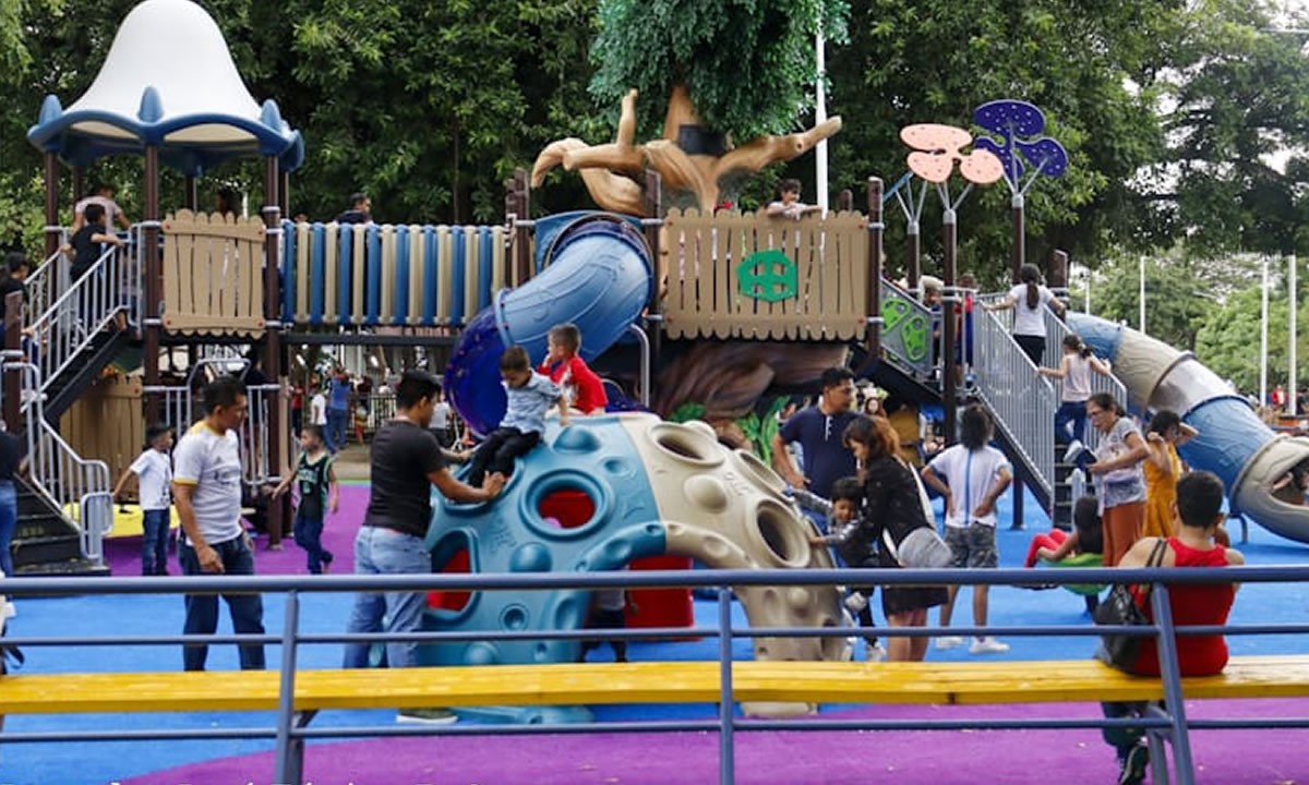 Familias disfrutan del Parque Las Piedrecitas en Managua