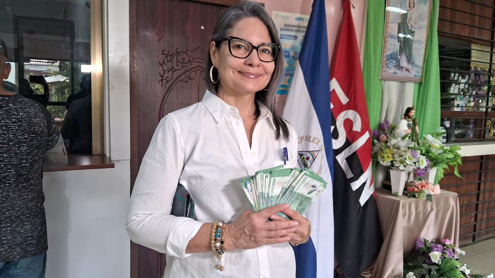 Trabajadores de la salud reciben pago adelantado del salario de marzo