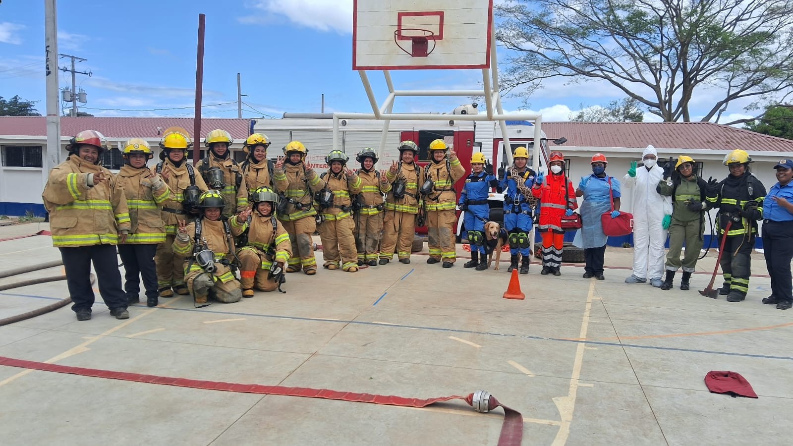 Bomberas nicaragüenses evidencian su capacidad en simulacro de emergencias