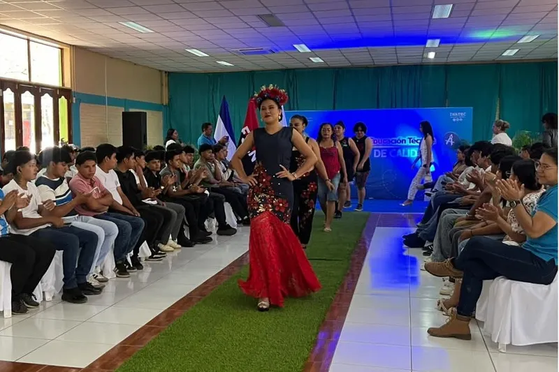 Feria creativa promueve reciclaje en centros tecnológicos