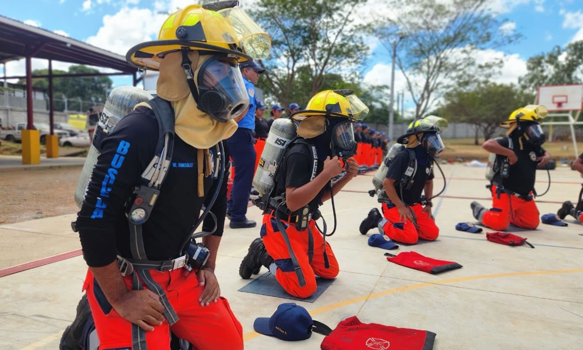 Bomberos muestran equipos y técnicas para combatir incendios en estructuras