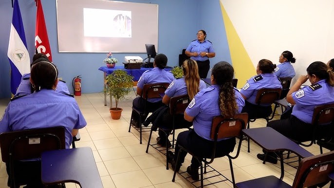 Funcionarias de Migración reciben formación en derechos de las mujeres