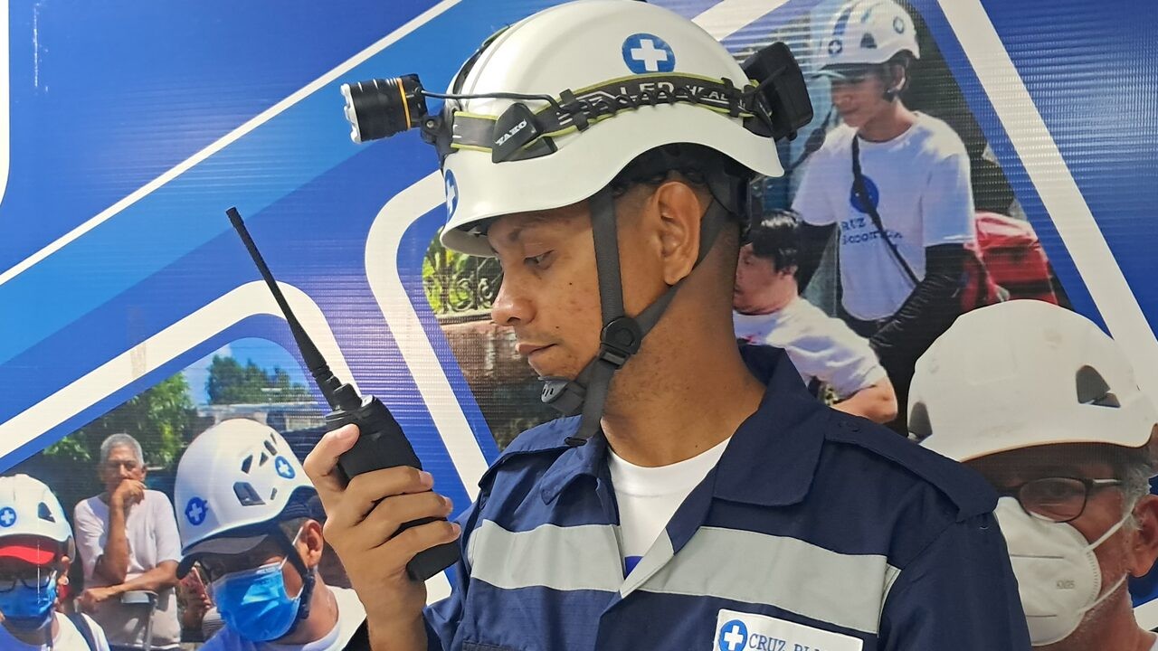 Entregan 40 radios a socorristas para Plan Verano 2026