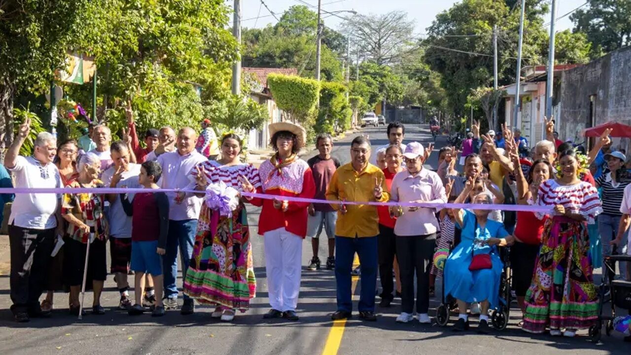 Más de 400 familias en Managua estrenan calles en barrio Cuba