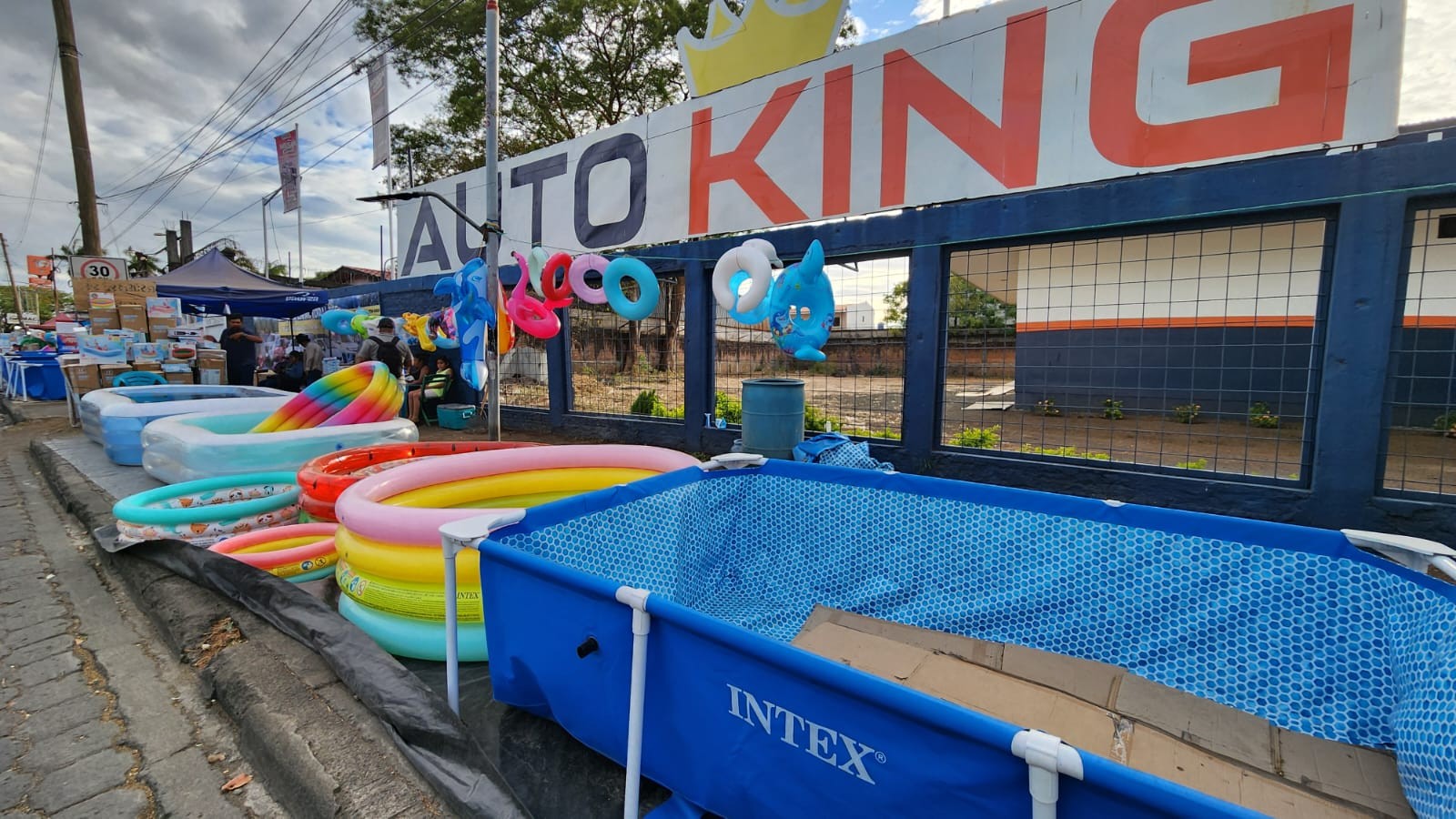 Piscinas inflables ganan terreno como opción segura y refrescante en Managua