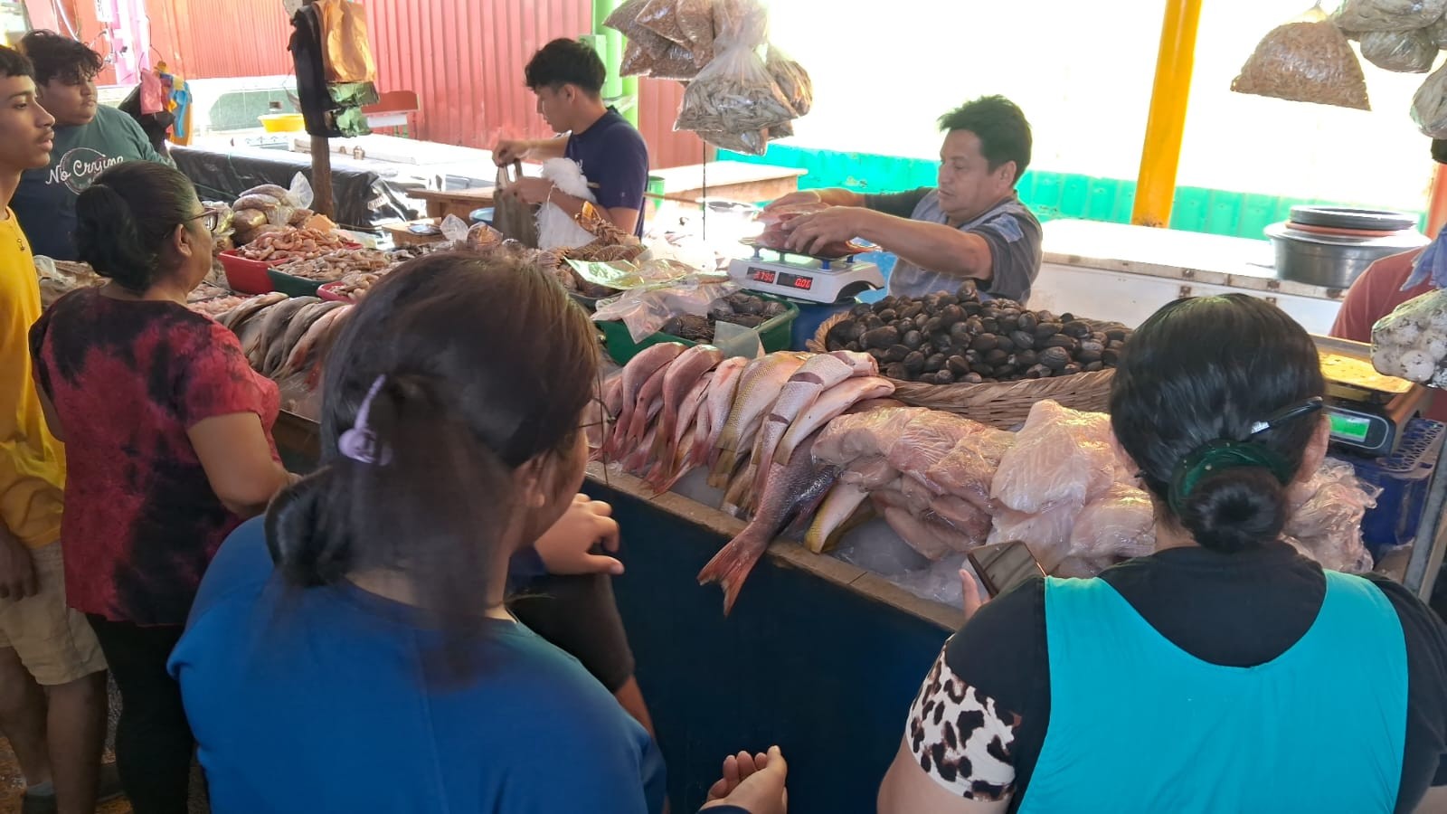 Alta demanda de mariscos dinamiza ventas en el mercado Israel Lewites esta Semana Santa