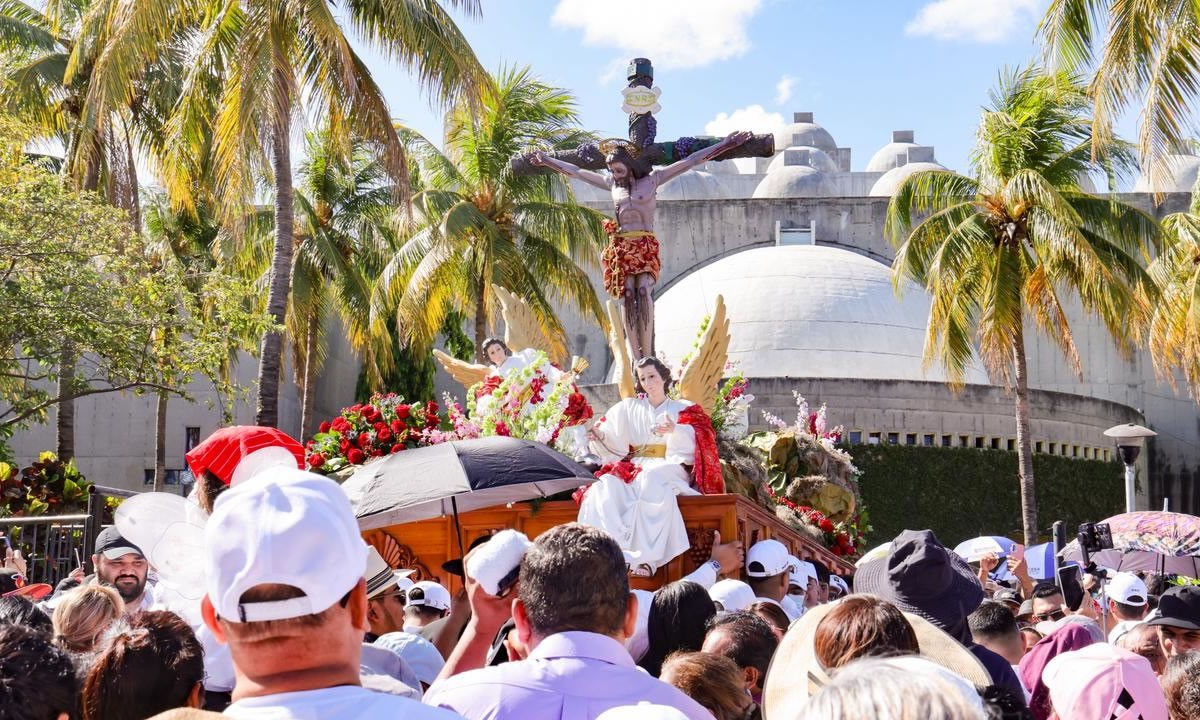 Miles de creyentes participan en el Viacrucis Penitencial en la Catedral de Managua