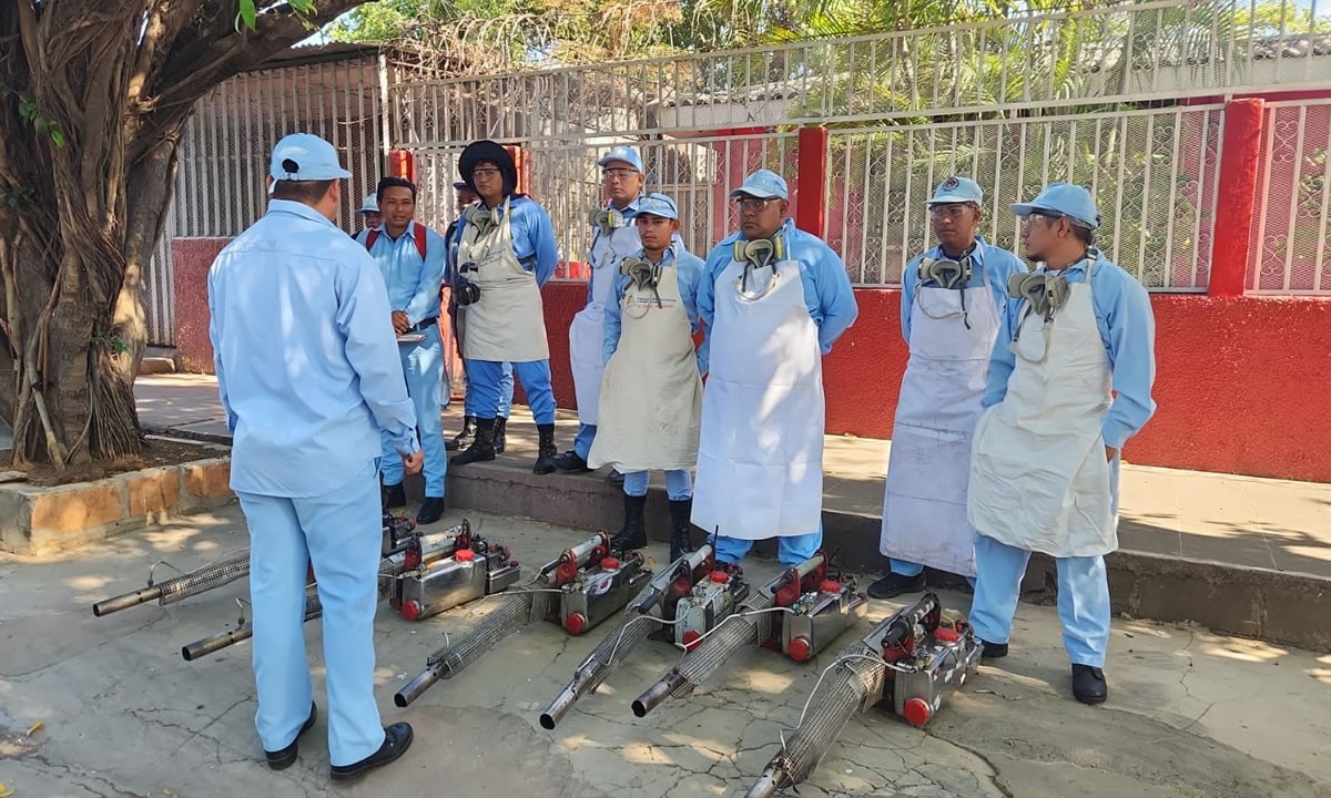 Jornadas casa a casa combaten al dengue en barrio Julio Buitrago