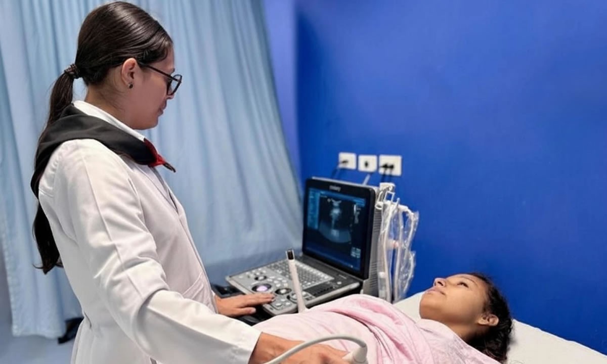 Ultrasonidos portátiles llegan a comunidades para mejorar diagnósticos en pacientes