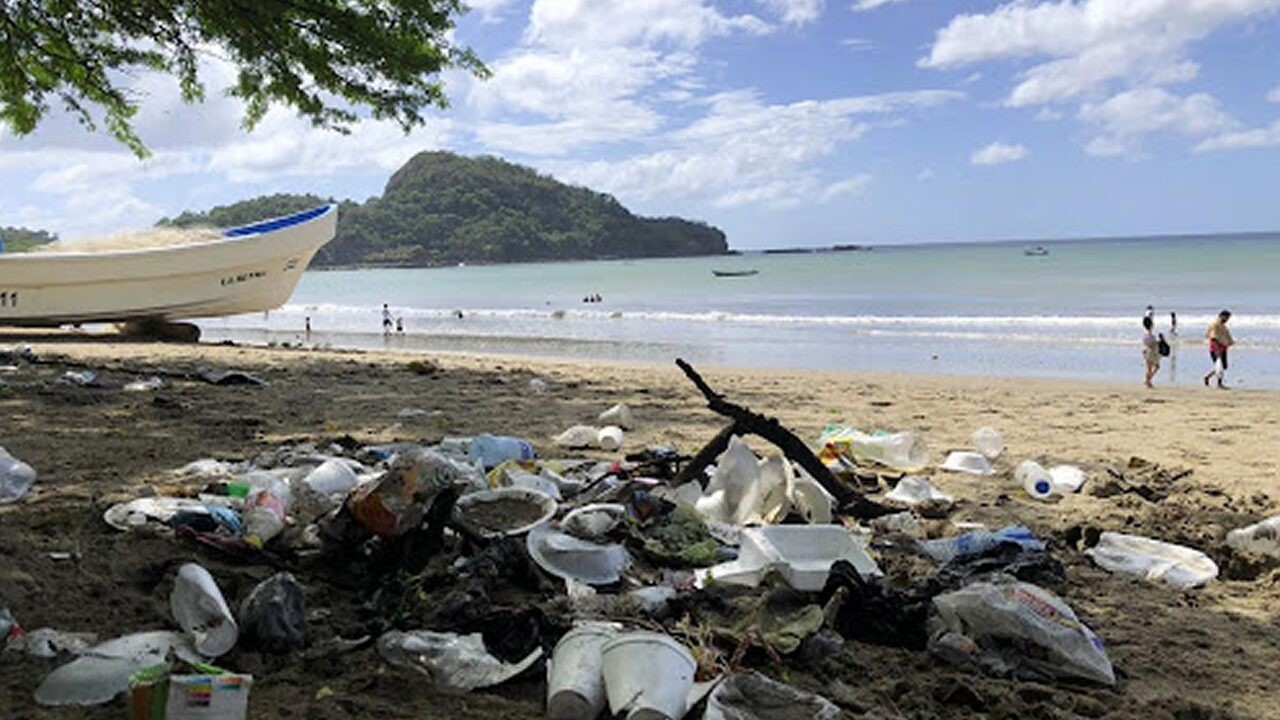 Semana Santa deja hasta 12 toneladas de basura en destinos turísticos del país