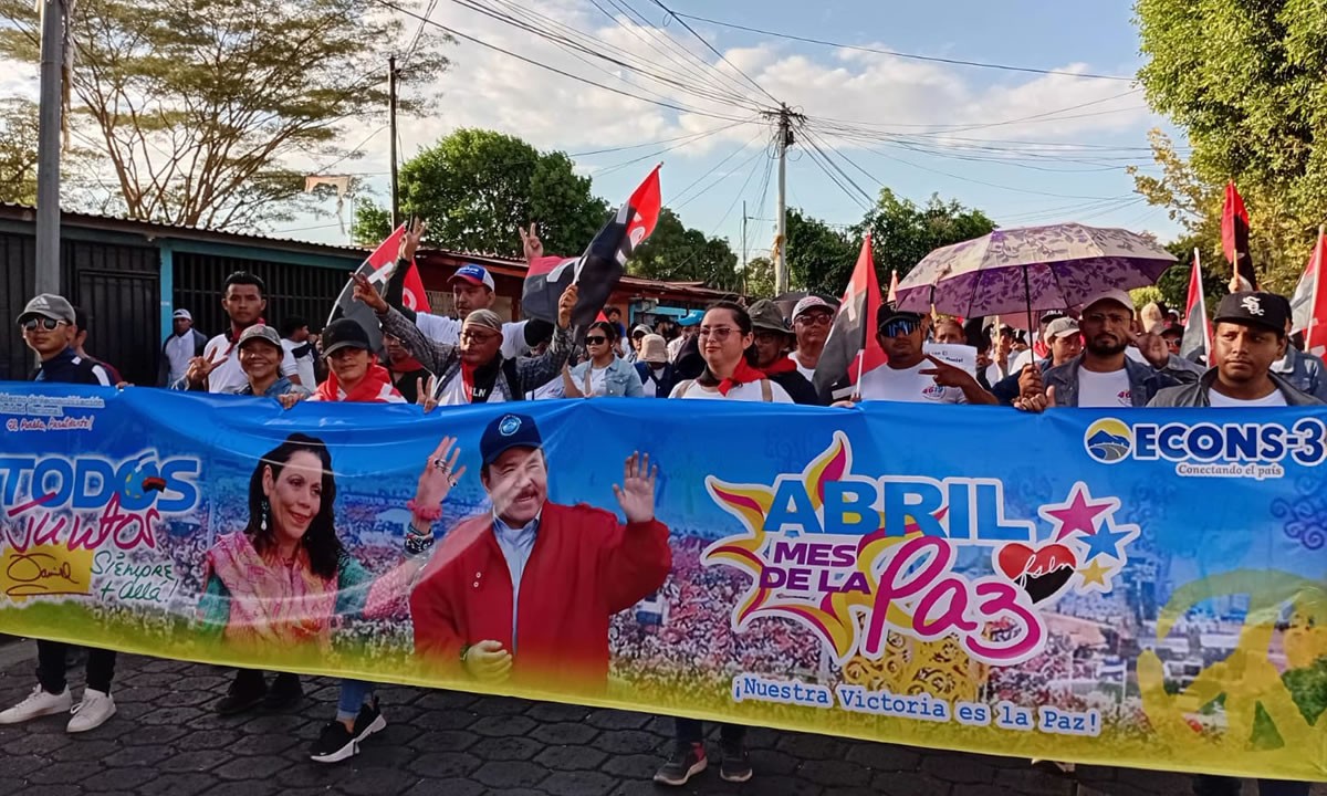 Miles de nicaragüenses se suman a caminata en conmemoración del Día Nacional de la Paz