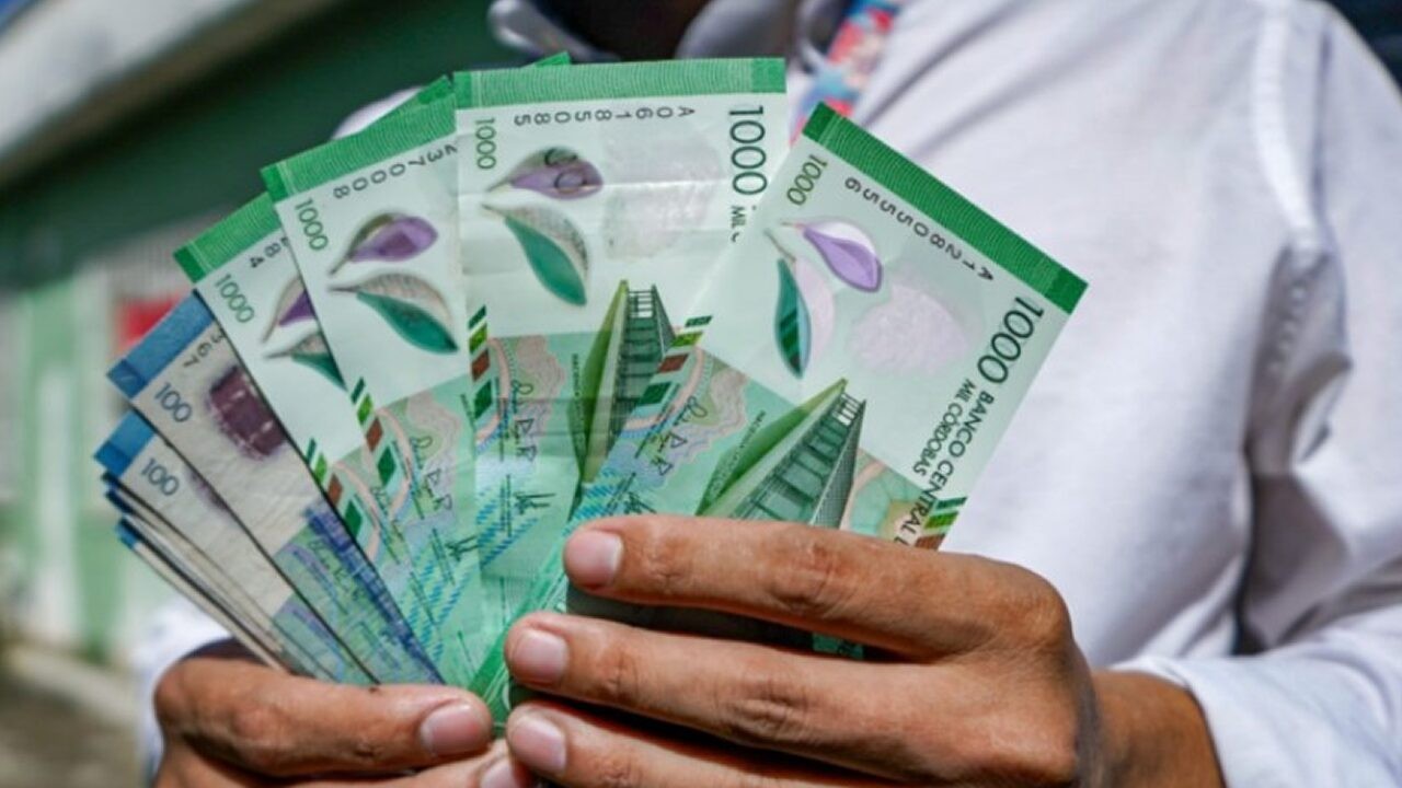 Gobierno adelanta pago de salario a 128 mil trabajadores