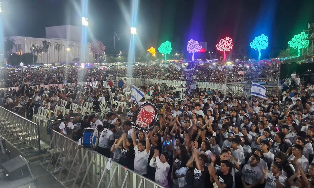 Miles de evangélicos se desbordan en Plaza la Fe por la paz de Nicaragua