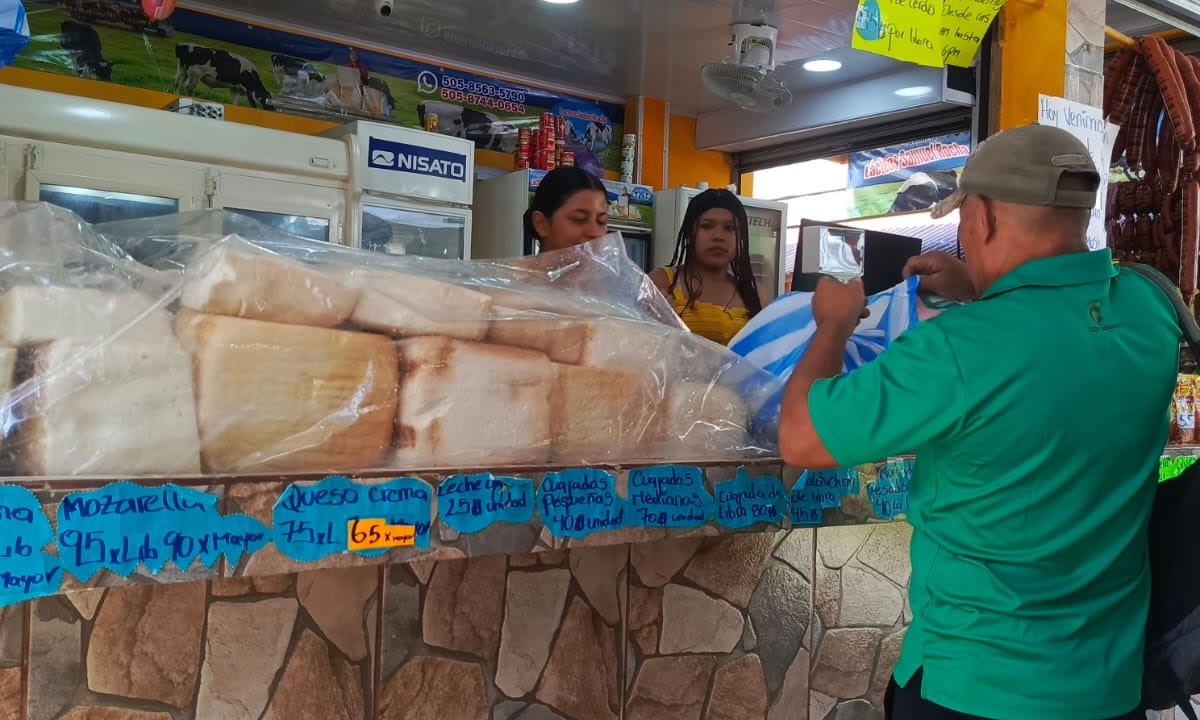 Bajan los precios de productos lácteos y avícolas en el mercado Roberto Huembes