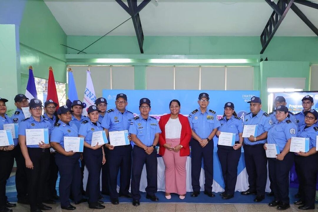 495 oficiales se certifican en el programa Angelita Morales Avilés 2026