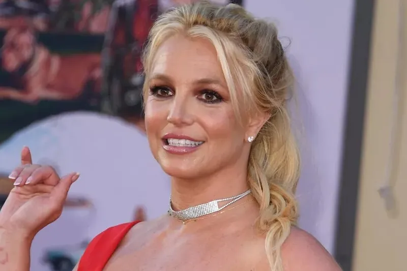 Britney Spears genera controversia tras incidente en restaurante
