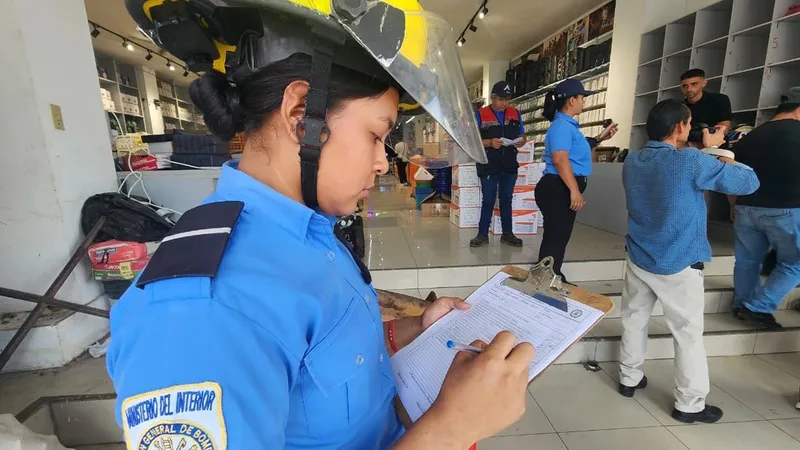 Realizan jornada de prevención de incendios en la zona de Casa de los Encajes en el Mercado Oriental