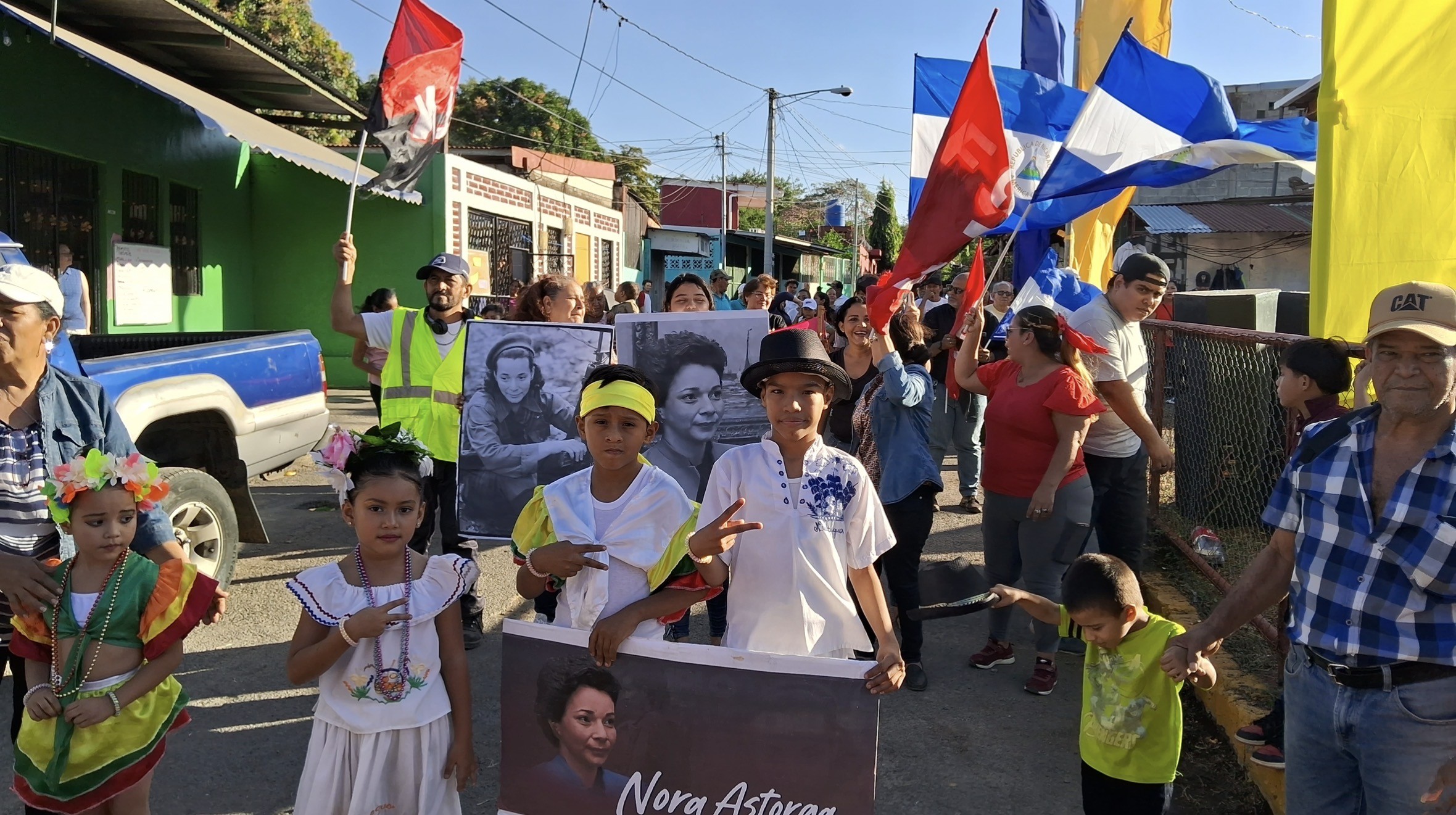 Familias del Distrito 3.1 realizan caminata en honor a los 38 años de inmortalidad de Nora Astorga