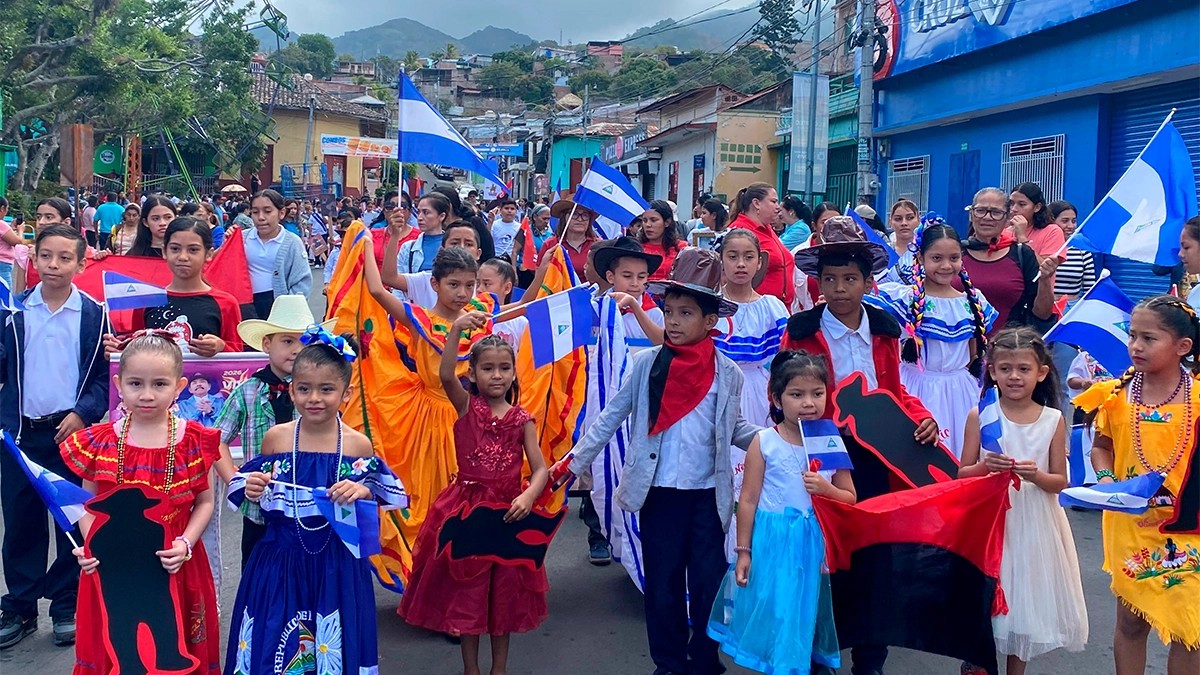 Juventud y niñez matagalpina conmemoran al General Sandino con caminata y desfile