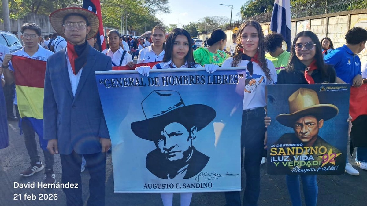 Estudiantes honran el legado del General Sandino con desfile en Managua