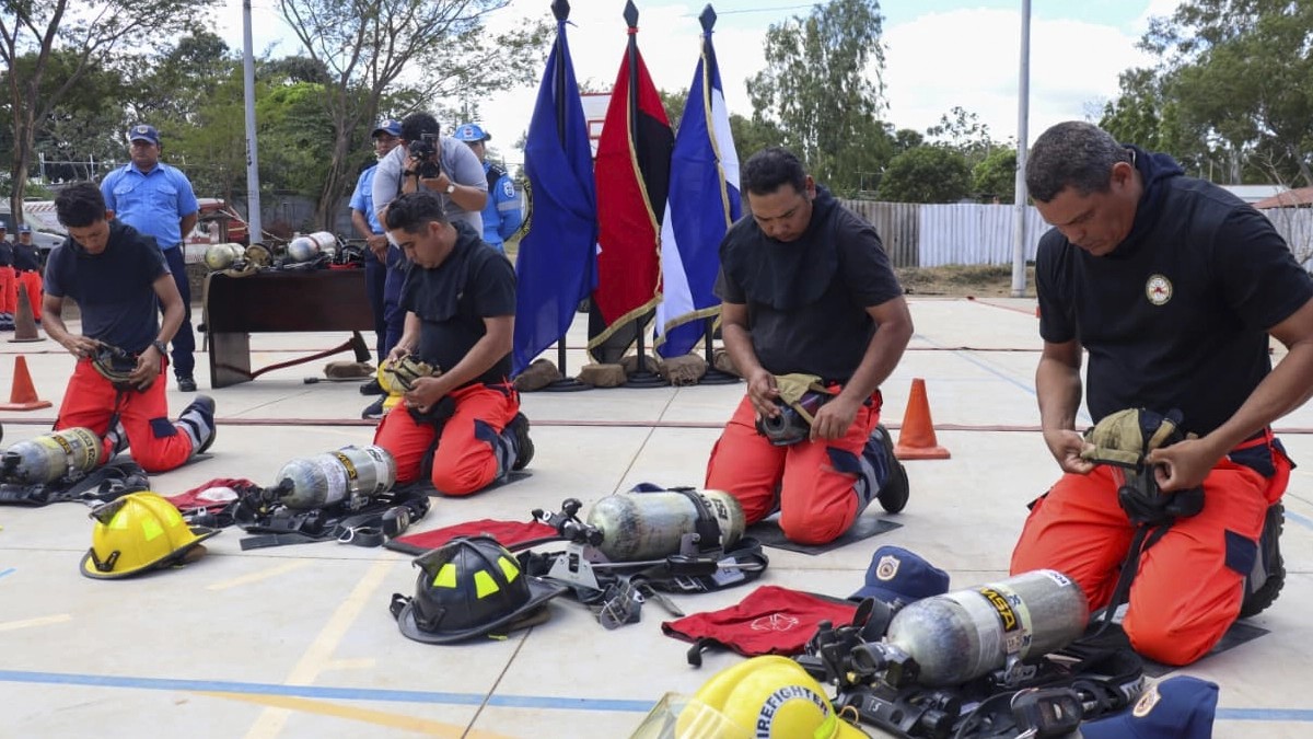 Bomberos Unidos se capacitan en el uso de Equipos para enfrentar incendios estructurales