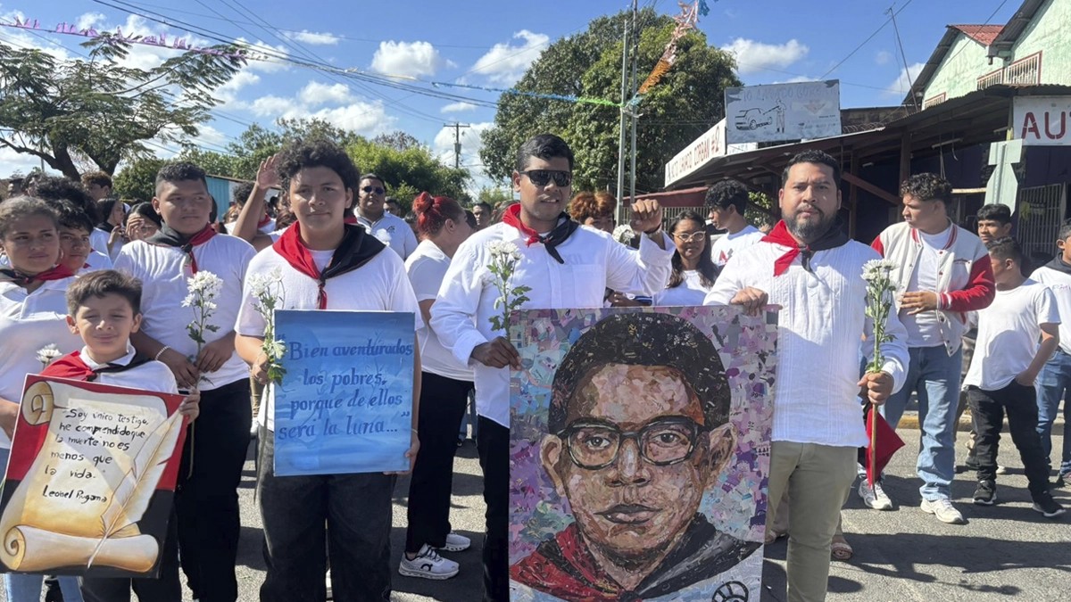 Juventud nicaragüense honra la memoria del poeta guerrillero Leonel Rugama en Managua