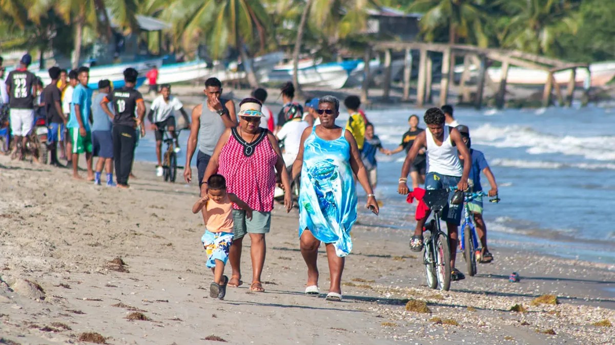 Playa La Bocanita en Bilwi se llena de familias, paz y alegría este Miércoles Santo