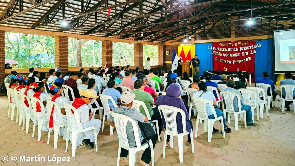 Docentes de Totogalpa, Madriz participan en conferencia sobre la fuerza de la identidad nicaragüense en la cultura popular
