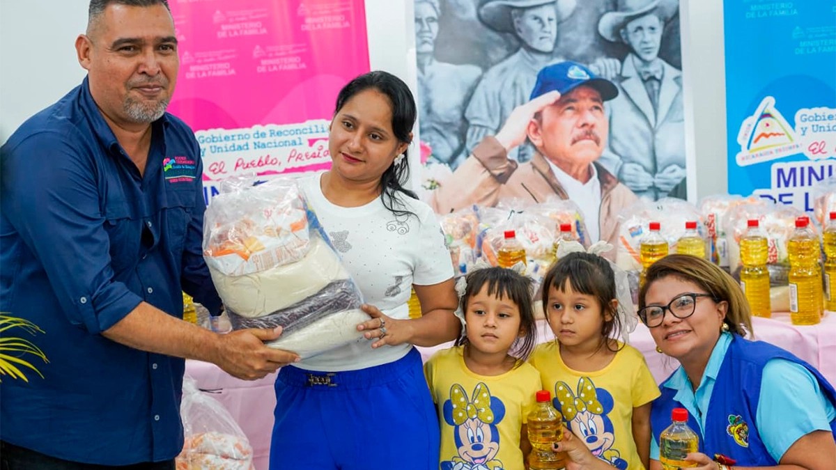 Ministerio de la Familia entrega paquetes alimenticios a familias con partos múltiples