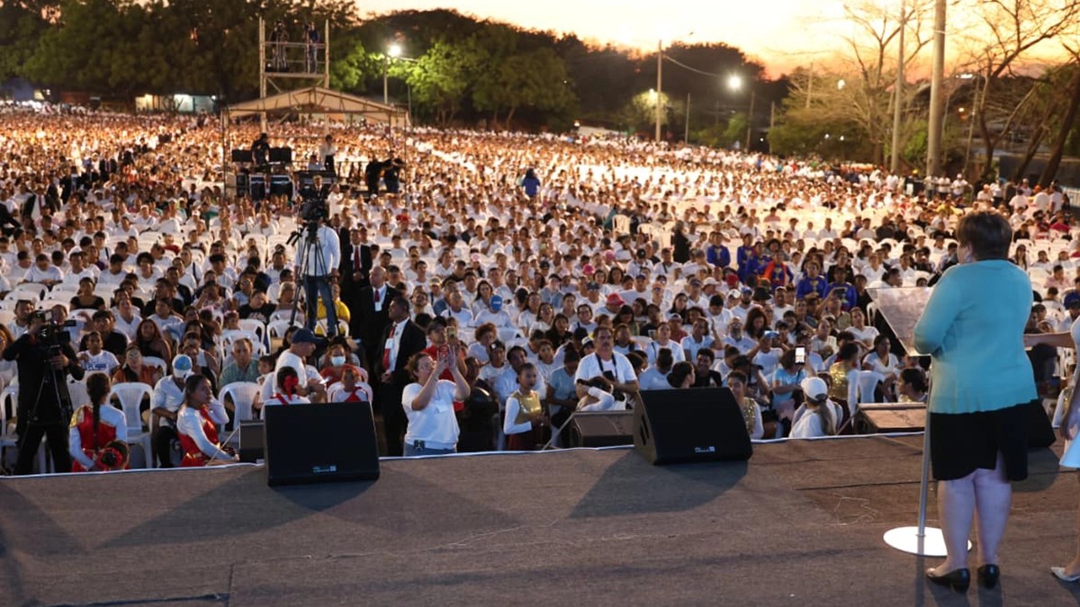 Oración por la Paz en Managua congrega a miles de nicaragüenses en la Plaza de la Biblia