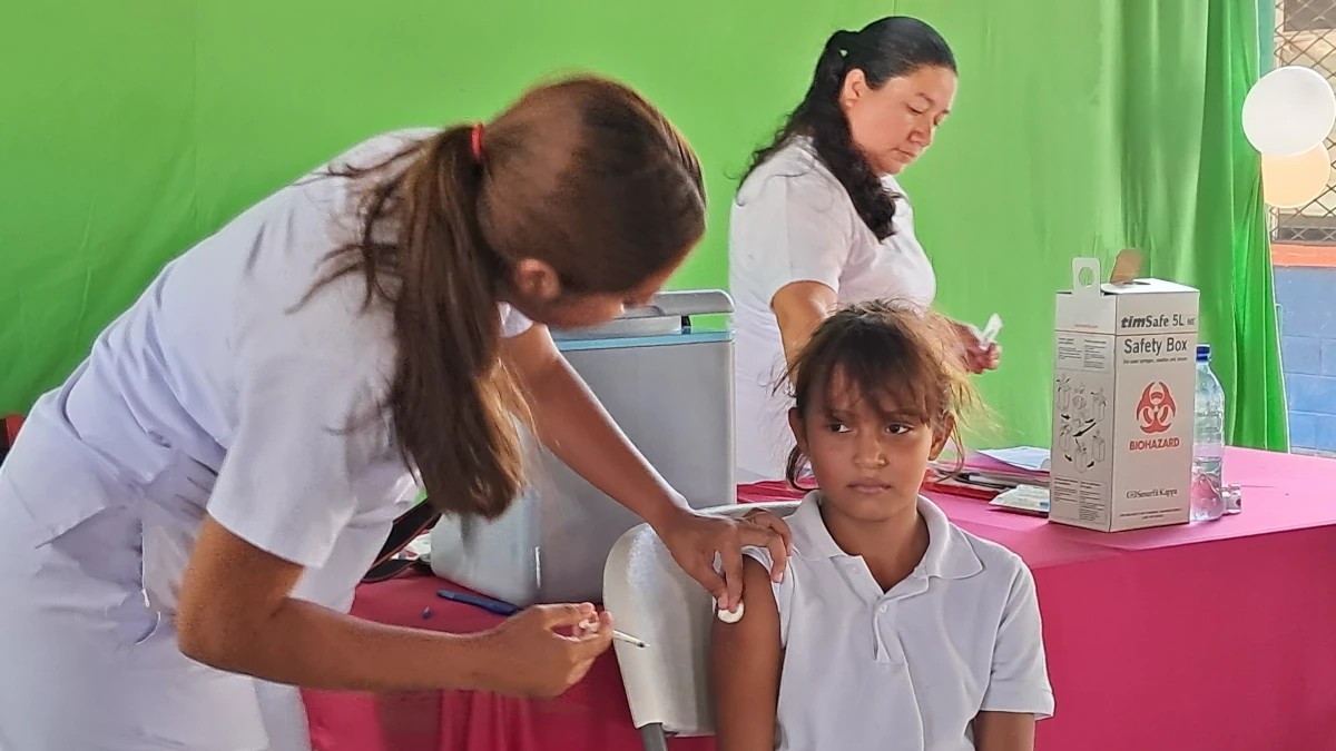 Niños y niñas reciben vacuna contra el VPH en el Colegio Solidaridad del Distrito I de Managua