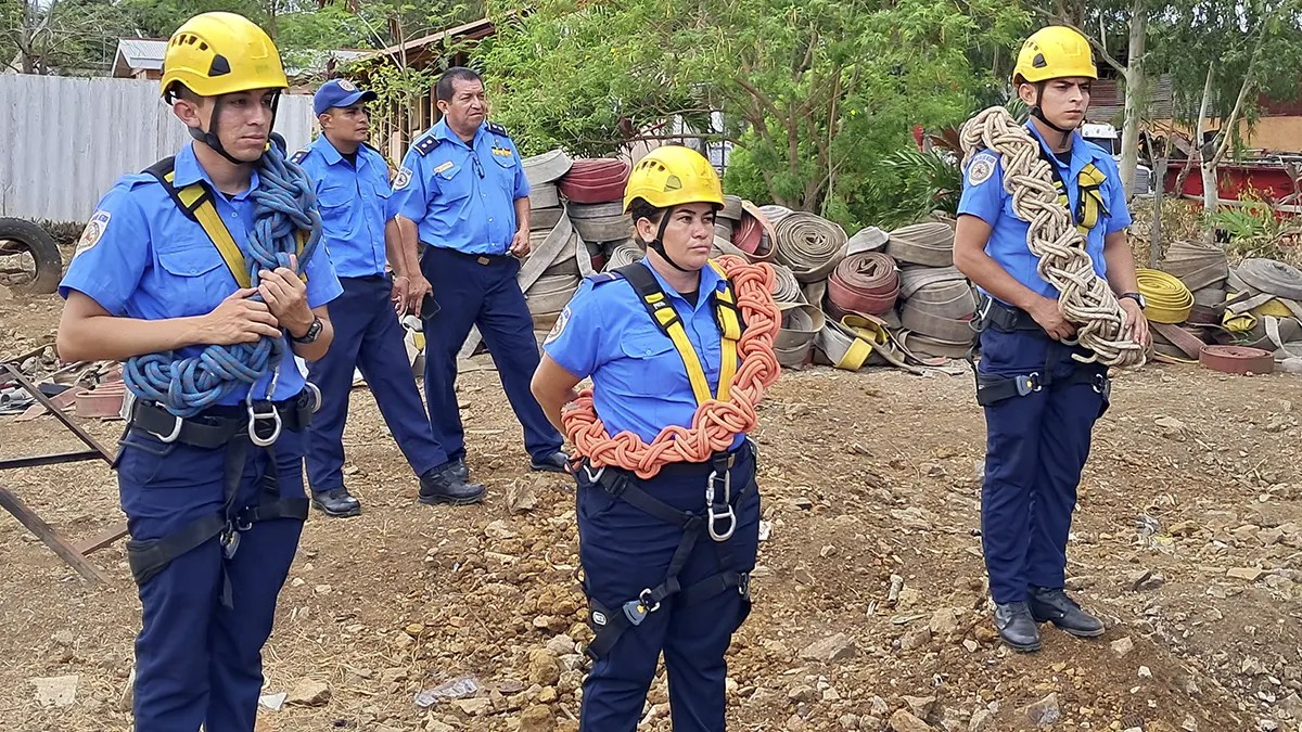 Bomberos de Nicaragua refuerzan habilidades en rescate y atención de emergencias con ejercicio multiamenaza