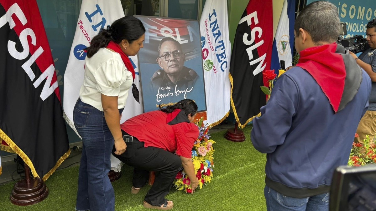 Con flores, dibujos y cantata revolucionaria: recuerdan el ejemplo vivo del Comandante Tomás Borge en Managua