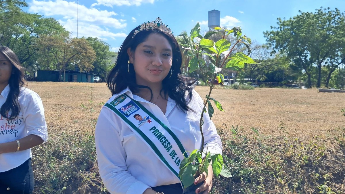 Conmemoran el Día de la Dignidad Nacional con reforestación en Universidad La Sandino