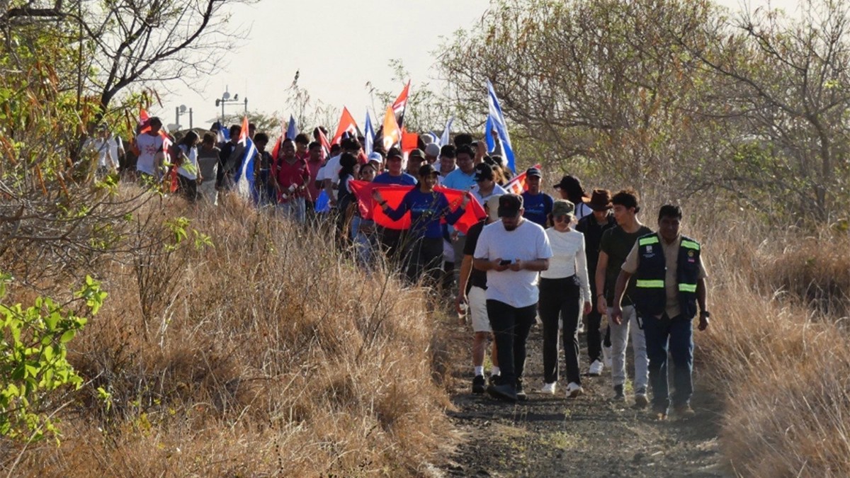 MARENA realiza senderismo en el Volcán Masaya por el Día de la Dignidad Nacional
